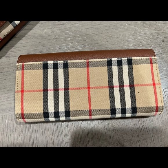 Authentic Burberry wallet to go with crossbody - Picture 2 of 3